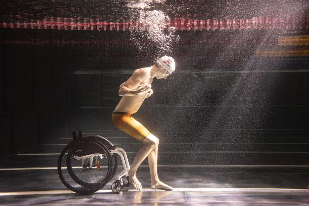 Sportfotografie: Sportler mit Behinderung unter Wasser