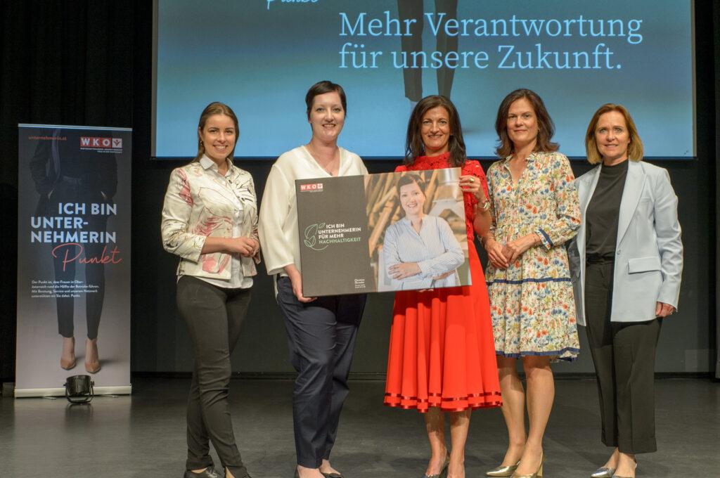 WKOÖ-Vizepräsidentin Angelika Sery-Froschauer (r.) sowie Margit Angerlehner (M), Bettina Stelzer-Wögerer (2. v. r.) und Lisa Sigl (l.) vom FidW-Landesvorstand überreichten Christine Dirneder die Auszeichnung.