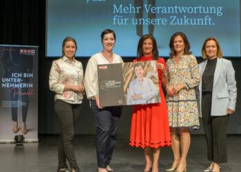 WKOÖ-Vizepräsidentin Angelika Sery-Froschauer (r.) sowie Margit Angerlehner (M), Bettina Stelzer-Wögerer (2. v. r.) und Lisa Sigl (l.) vom FidW-Landesvorstand überreichten Christine Dirneder die Auszeichnung.