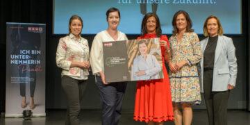 WKOÖ-Vizepräsidentin Angelika Sery-Froschauer (r.) sowie Margit Angerlehner (M), Bettina Stelzer-Wögerer (2. v. r.) und Lisa Sigl (l.) vom FidW-Landesvorstand überreichten Christine Dirneder die Auszeichnung.
