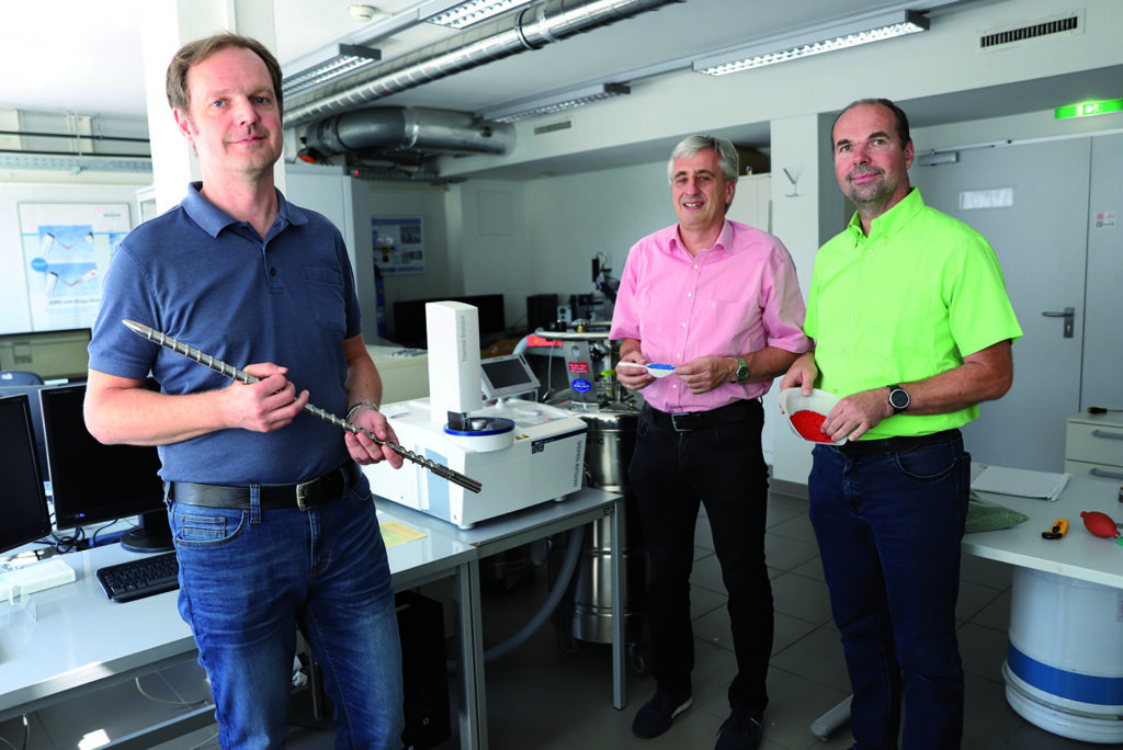 Nachhaltigkeitsprojekt im Kunststofftechnik-Bereich: Leitung Dr. Gernot Zitzenbacher (links), Dr. Daniel Heim (Mitte) und Dr. Peter Hehenberger (rechts).