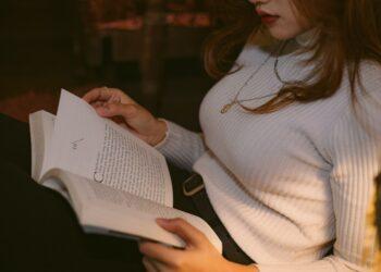 Mädchen ließt ein Buch