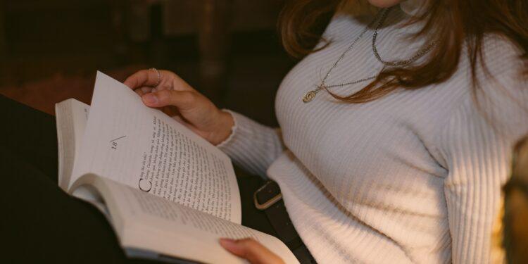 Mädchen ließt ein Buch