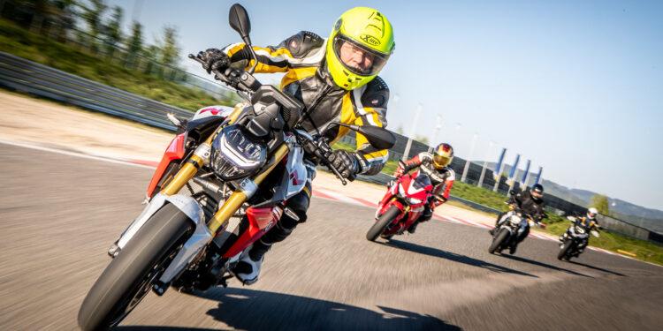 Motorrad- und Rollerfahrer/Innen Sommergefühl pur