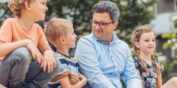Landesrat Michael Lindner mit Kindern