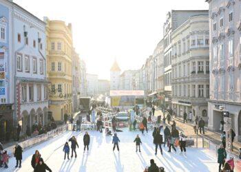 Eislauf-Freuden auf der Welser EIS-8erBahn