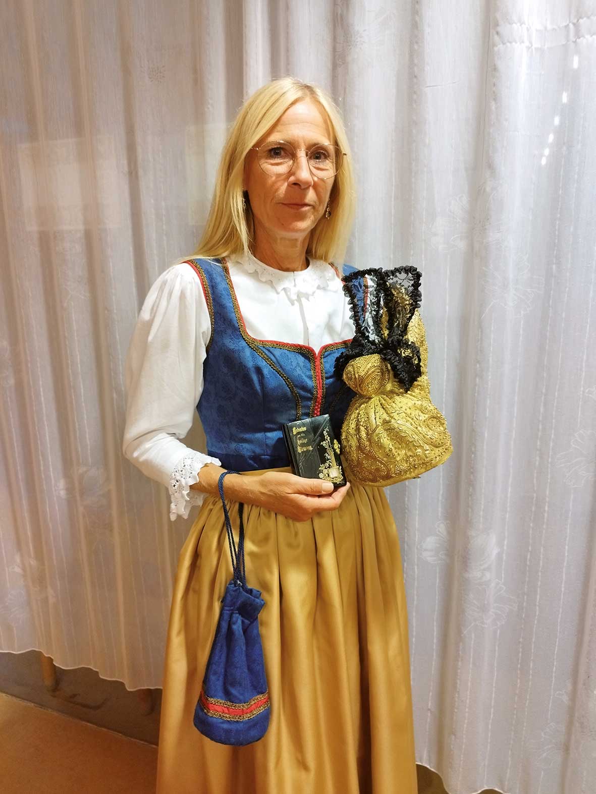 GOLDHAUBENFRAUEN Hüterinnen von Tracht und Tradition wir im bild