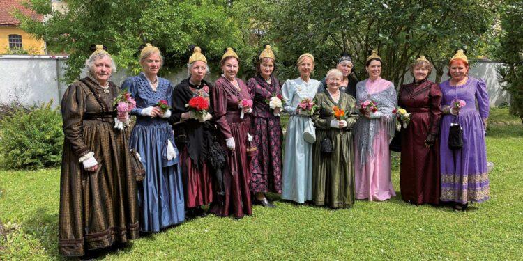 GOLDHAUBENFRAUEN – Hüterinnen von Tracht und Tradition