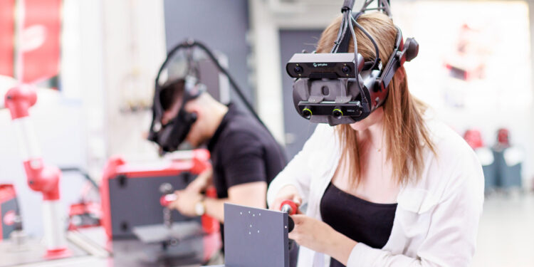 Fronius spendet Schweißsimulator