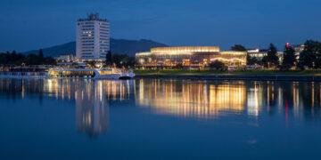 Brucknerhaus bei Nacht