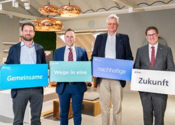 v.l.n.r.: Mag. Florian Niedersüß (eww Gruppe), Markus Steinbrecher (Holter), Florian Teufelberger (Teufelberger), Dr. Andreas Rabl (Bgm. Stadt Wels)