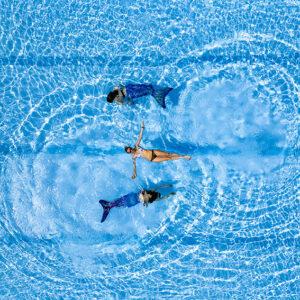 H2O Therme eine Frau und zwei Meerjungfrauen schwimmen