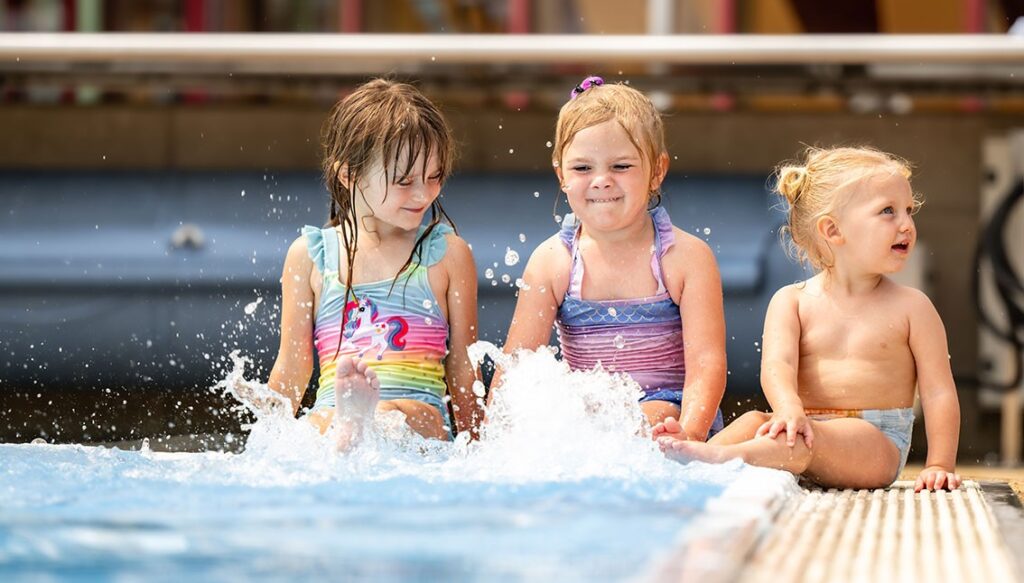 H2O Therme Kinder im Wasser