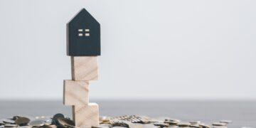 Holzhaus und Münzen