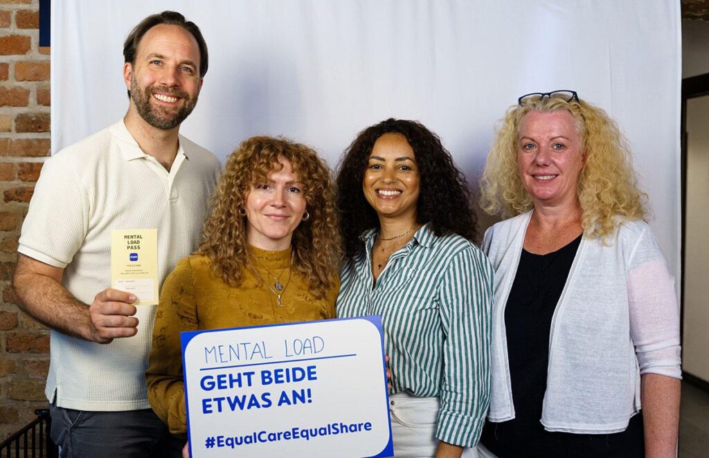 Mental Load: MAM startet Initiative für faire Verteilung von Care-Arbeit – vlnr. Georg Ribarov (MAM), Evelyn Höllrigl (Autorin), Erika Heimhilcher (Hebamme), Barbara Schrammel (Frauen* beraten Frauen*)