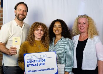 Mental Load: MAM startet Initiative für faire Verteilung von Care-Arbeit – vlnr. Georg Ribarov (MAM), Evelyn Höllrigl (Autorin), Erika Heimhilcher (Hebamme), Barbara Schrammel (Frauen* beraten Frauen*)