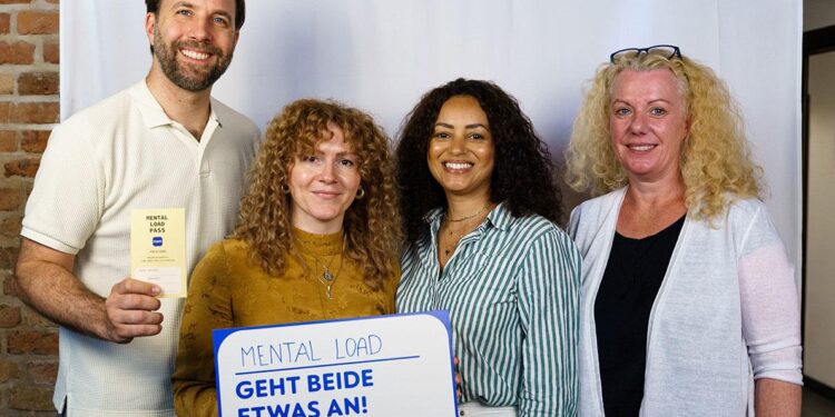 Mental Load: MAM startet Initiative für faire Verteilung von Care-Arbeit – vlnr. Georg Ribarov (MAM), Evelyn Höllrigl (Autorin), Erika Heimhilcher (Hebamme), Barbara Schrammel (Frauen* beraten Frauen*)