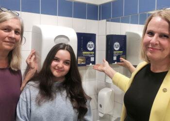 Mag.a Elisabeth Schoberleitner (Direktorin Franziskusgymnasium Wels), Hannah Grabner (Schulsprecherin/Stv.) und Präsidentin Arch. DI Jeanette Lassota bei der Übergabe des Menstruationsartikelspenders