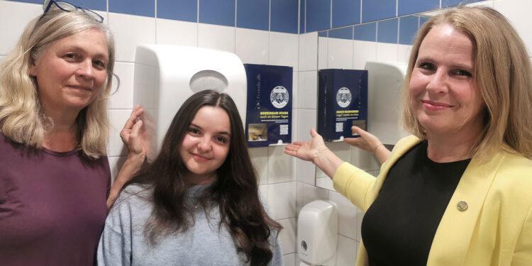 Mag.a Elisabeth Schoberleitner (Direktorin Franziskusgymnasium Wels), Hannah Grabner (Schulsprecherin/Stv.) und Präsidentin Arch. DI Jeanette Lassota bei der Übergabe des Menstruationsartikelspenders