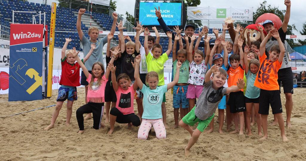 Kinder beim Beach Volleyball Event PRO Beach Battle MASTERS presented by HOLTER