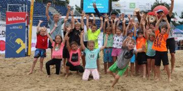 Kinder beim Beach Volleyball Event PRO Beach Battle MASTERS presented by HOLTER