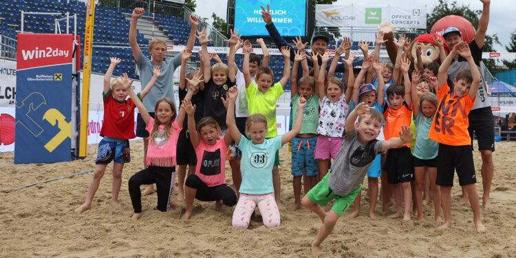 Kinder beim Beach Volleyball Event PRO Beach Battle MASTERS presented by HOLTER