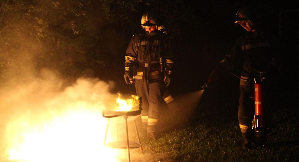 Feuerwehreinsatz im Stadtgebiet von Wels nach einem Grillabend.