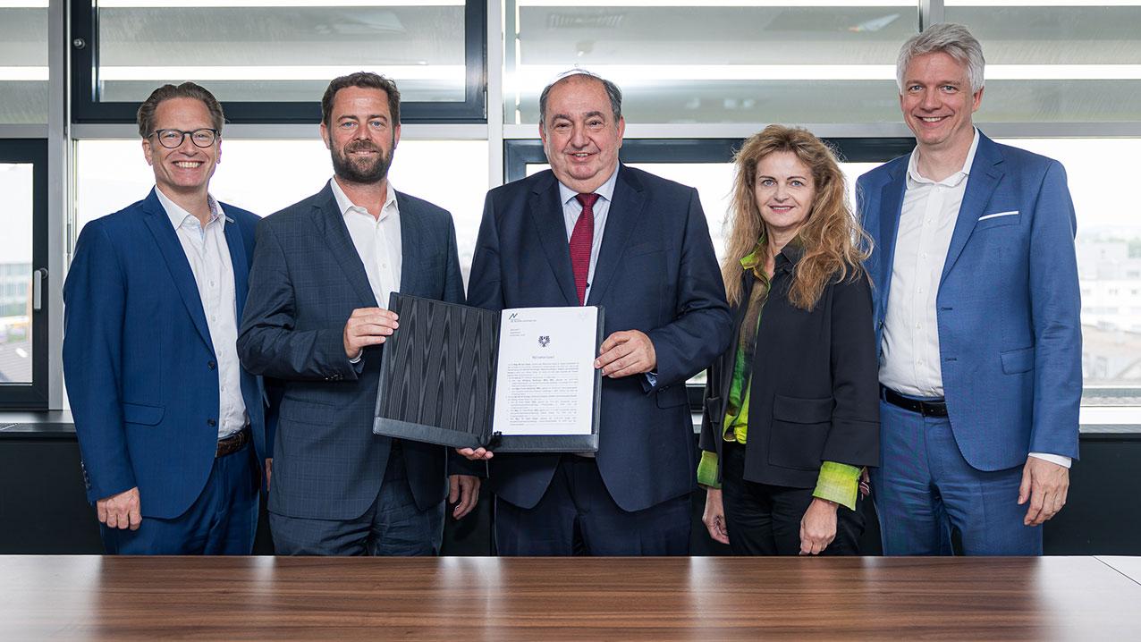 (v.l.n.r.)Vorstandsdirektor Wolfgang Nöstlinger, Vorstandssprecher Florian Niedersüß (beide eww ag), Generaldirektor Erich Haider, Vorstandsdirektorin Jutta Rinner, Vorstandsdirektor Josef Siligan (alle drei Linz AG) 