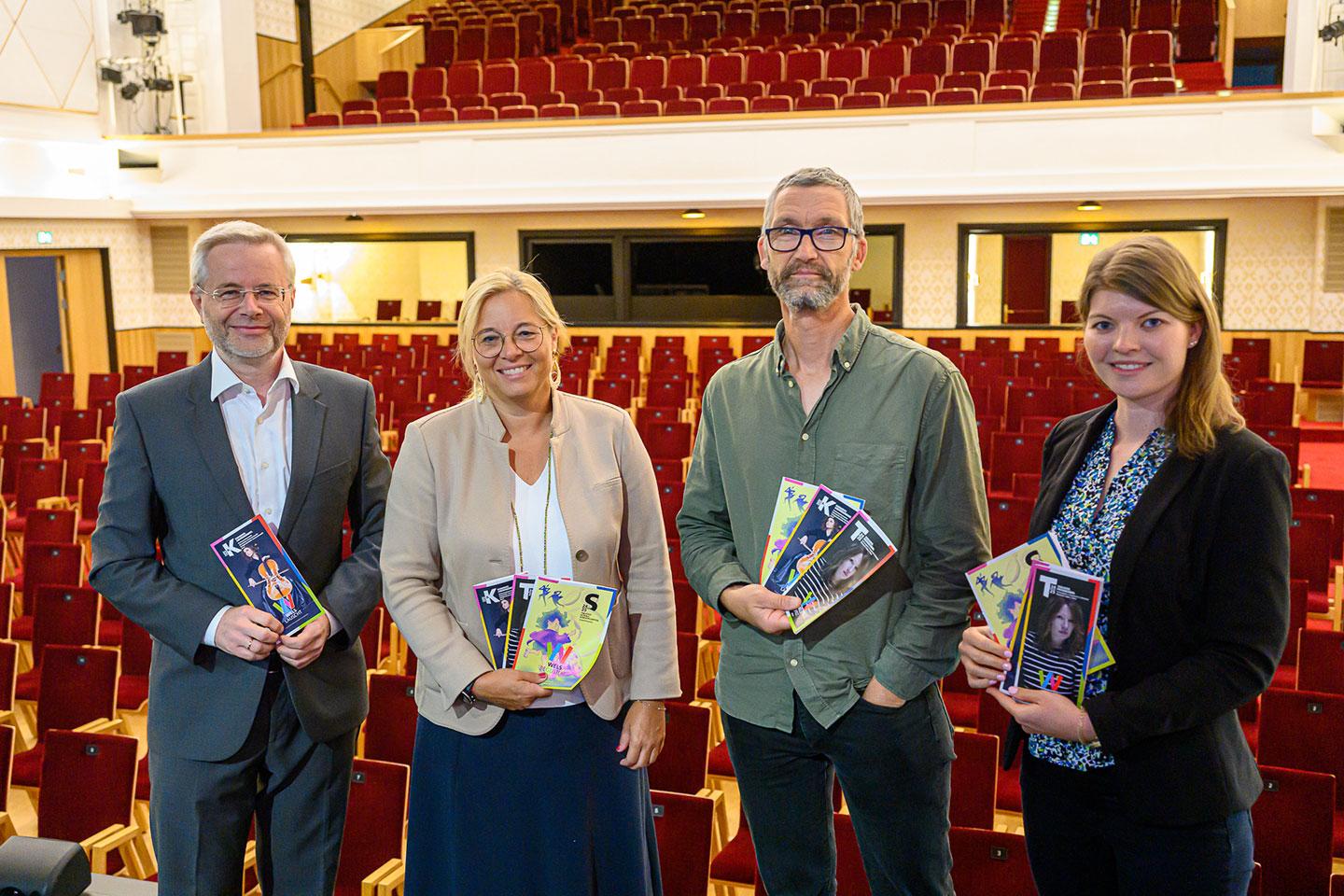 Im Bild (v.l.): Intendant Helmut Schmidinger, Kulturreferentin Vizebürgermeisterin Christa Raggl-Mühlberger, Stefan Haslinger (Dienststelle Kultur und Wissen) und Bettina Schöngruber, MA BSc. (Dienststellenleiterin Kultur und Wissen).