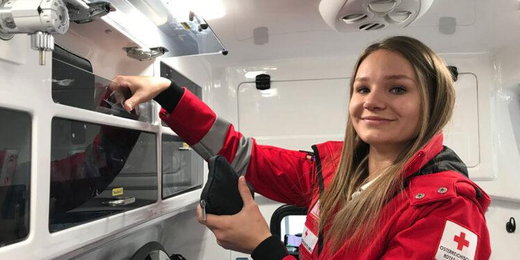 Österreich, Tirol, Mai 2021: Die 23-jährige Rettungssanitäterin Carina Bstieler aus Matrei in Osttirol ist eine rund 74.000 Rotkreuz-Freiwilligen in Österreich. Bis zu zweimal die Woche ist die Zahnarztassistentin als Covid-Testerin und im Rettungsdienst in ihrer Freizeit unterwegs, auch in der Nacht. Helfen liegt in der Familie – auch ihre Zwillingsschwester Lorena und ihre Schwester Alexandra sind beim Roten Kreuz.