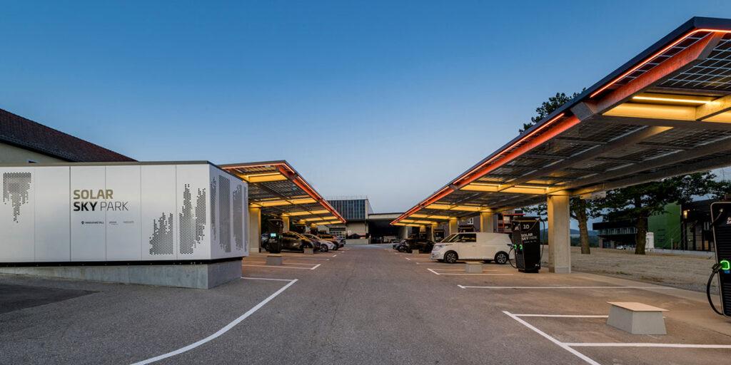 Der Solar Sky Park in Freistadt, im Hintergrund das Firmengebäude von Innovametall.