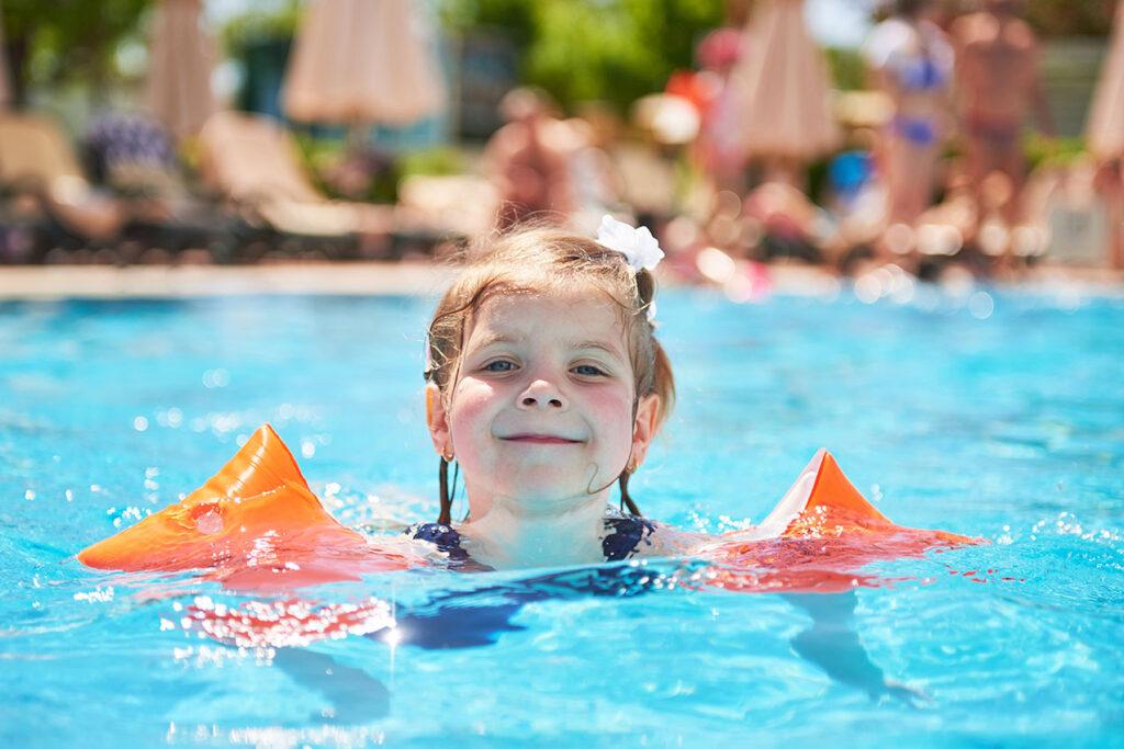 Mädchen schwimmt im Pool