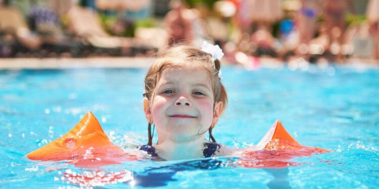 Mädchen schwimmt im Pool