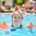 Mädchen schwimmt im Pool