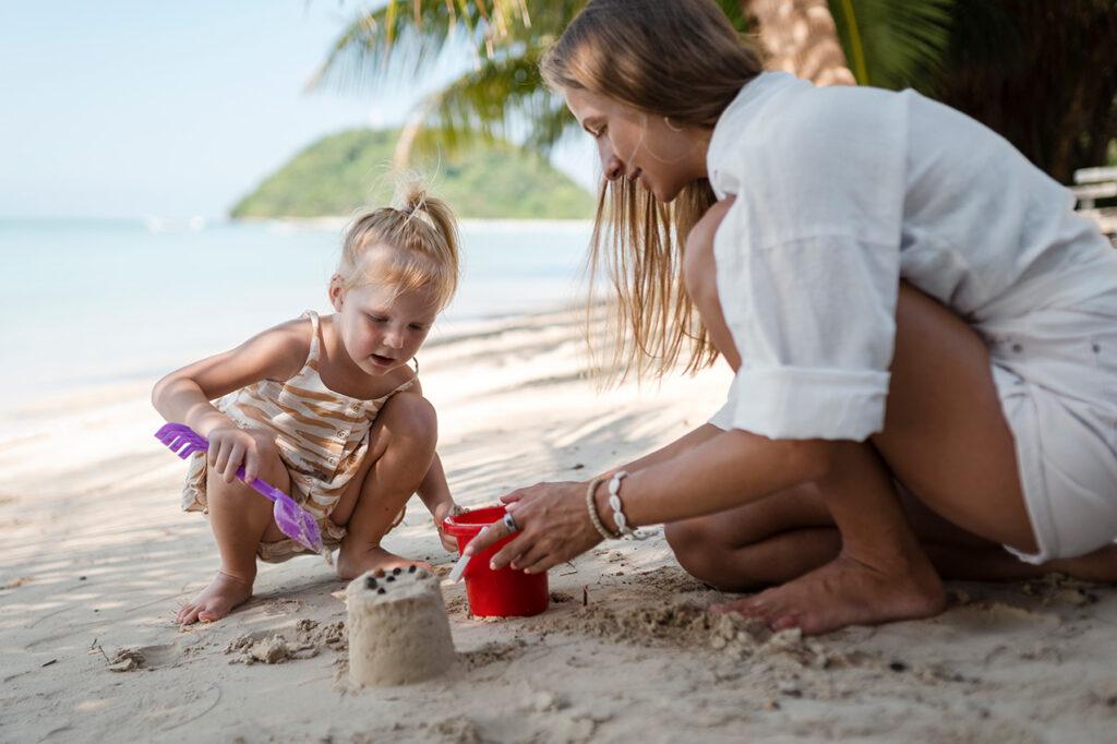 Mutter und Tochter im Urlaub am Strand