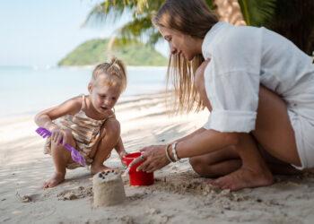 Mutter und Tochter im Urlaub am Strand
