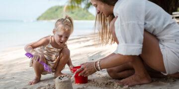 Mutter und Tochter im Urlaub am Strand
