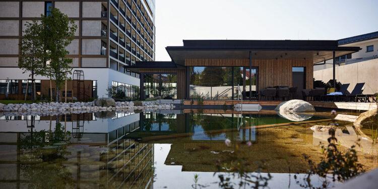 Schwimmteich des Hotels Freigold