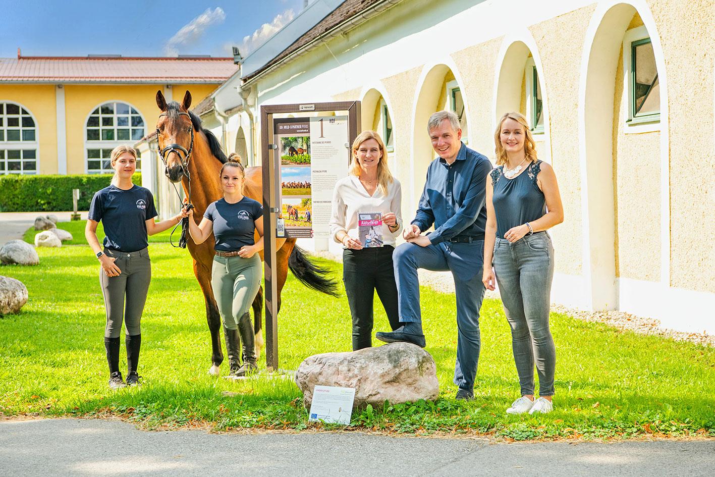 v.l.n.r. Klara Höller, Alexandra Vilmar, Cornelia Reiter (Land OÖ), Johannes Mayrhofer (Geschäftsführer Pferdezentrum), Christina Gnadlinger (Geschäftsführerin LEADER-Region Wels Land)