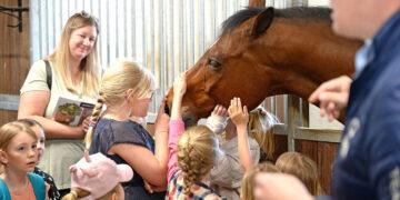 Kinder streicheln Pferd