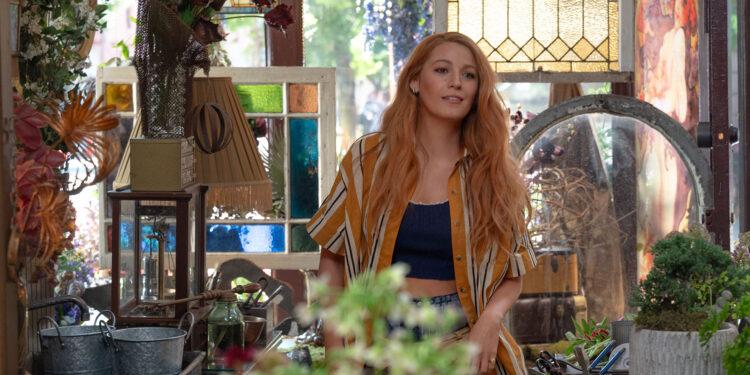 Nur noch ein einziges Mal, Liliy Bloom in ihrem Blumenladen FOTO: ©2023 CTMG, Inc. All Rights Reserved