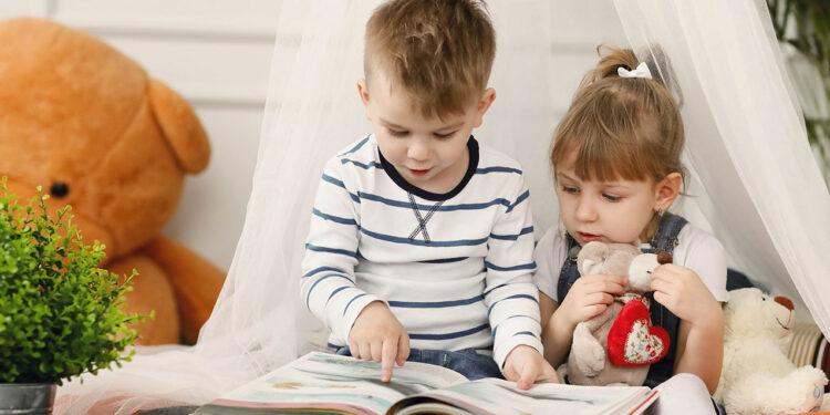 Kinder lesen ein Buch