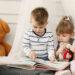 Kinder lesen ein Buch