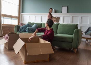 Junges Pärchen beim Einzug