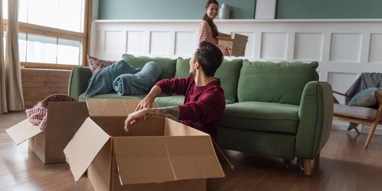 Junges Pärchen beim Einzug