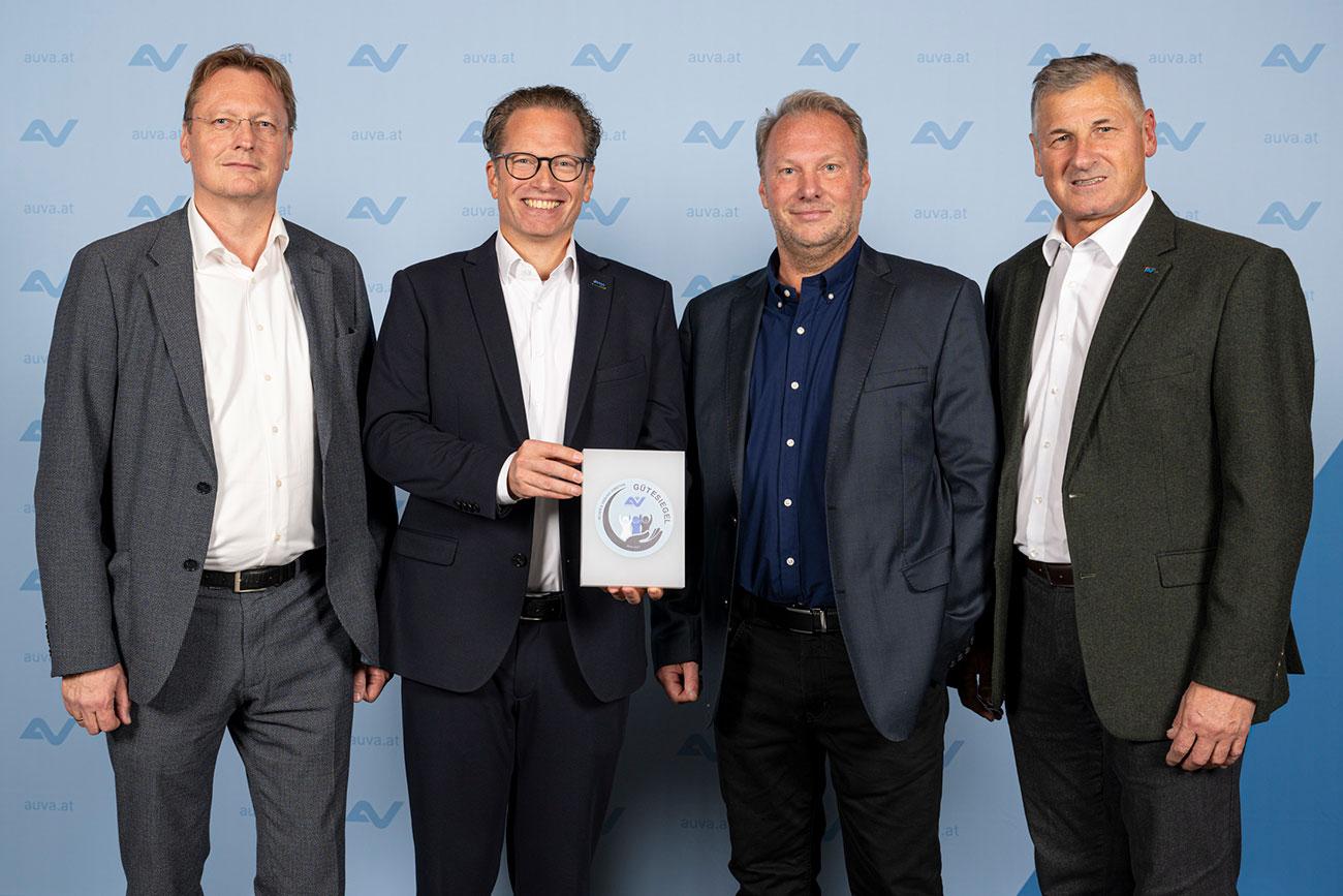 Verleihung AUVA-Gütesiegel (v.l.n.r.): Roland Pichler (AUVA), Wolfgang Nöstlinger (eww Vorstand), Thomas Seyringer (eww), Peter Engelbrechtsmüller (AUVA)