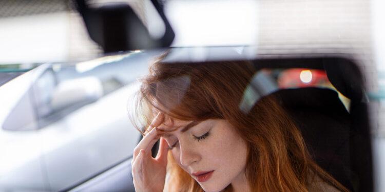 müde Frau im Auto